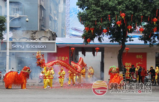 龙腾虎跃迎新春 农行章贡支行盛邀舞龙队拜大年