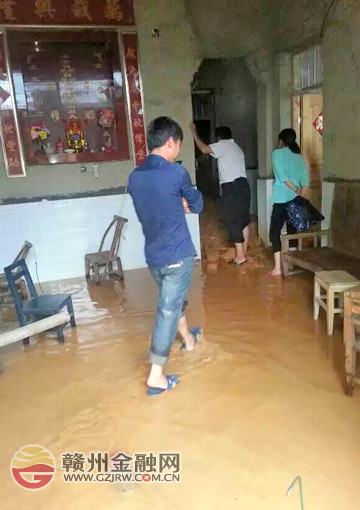 赣州银行“三送”人员深入挂点村开展抗洪救灾