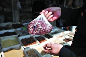 北京市场发现染色花椒 泡水后水变红
