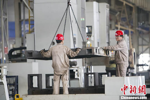 资料图：山西太重工人正在吊装机械配件。 <a target='_blank' href='http://www.chinanews.com/' _fcksavedurl='http://www.chinanews.com/'></table>中新社</a>记者 张云 摄