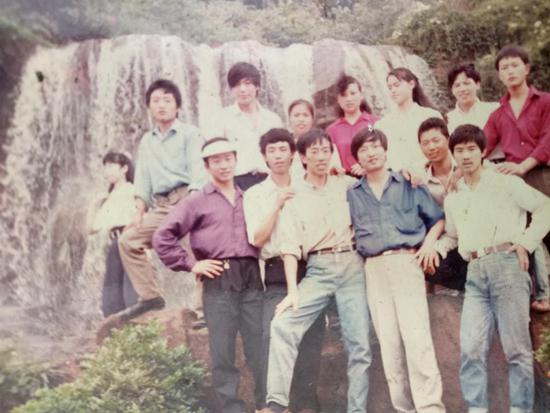 在深圳打工的塘山村老乡一起外出游玩