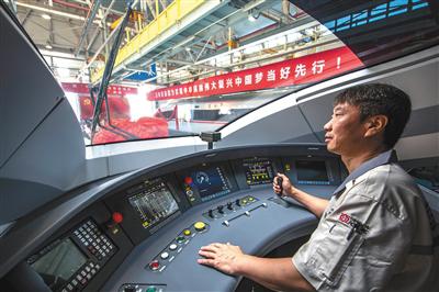 “复兴号”具备强大的安全监测系统。图/CFP 