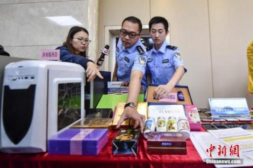 资料图：2017年5月11日，警方向媒体介绍涉案的虚假保健品。 中新社记者 陈骥旻 摄