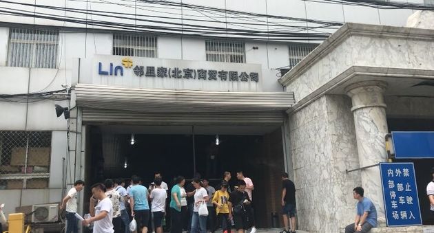 ▲邻里家公司办离职手续的员工 图片来源：每经实习记者 李诗琪/摄