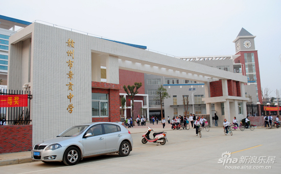 状元府邸与章贡中学一路之隔