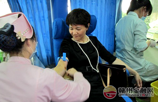 市中国人寿组织爱心献血活动纪念汶川地震五周年