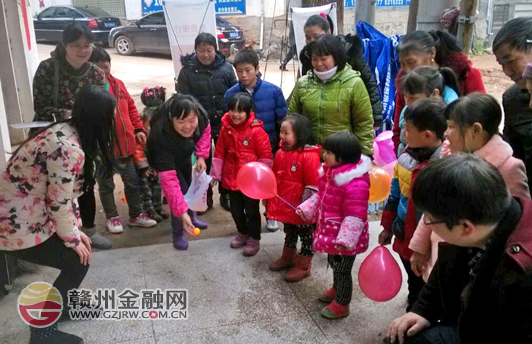 三八妇女节 赣州银座兴国支行举办“欢乐进村居”活动