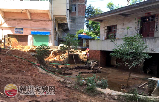 赣州银座村镇银行赣县支行走访慰问受灾群众