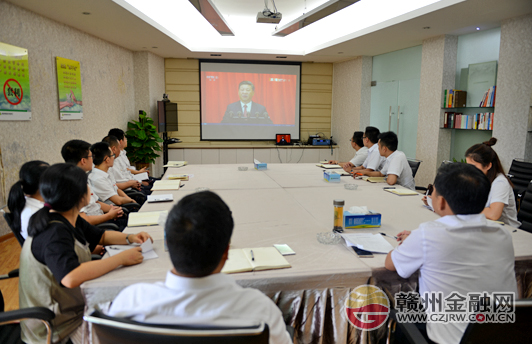 南康赣商村镇银行组织收看建军90周年庆祝大会