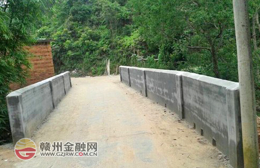 赣州银行为“三送”挂点村“危桥”建护栏