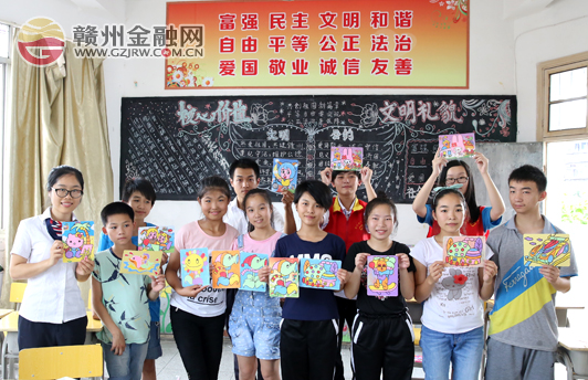 赣州银行志愿者和特殊教育学校学生一起包粽子