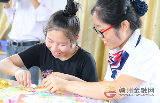 赣州银行志愿者和特殊教育学校学生一起包粽子