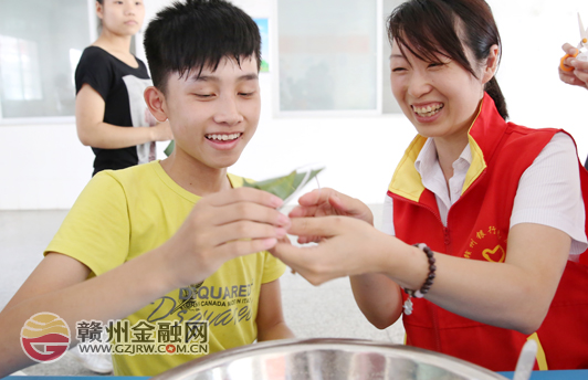 赣州银行志愿者和特殊教育学校学生一起包粽子