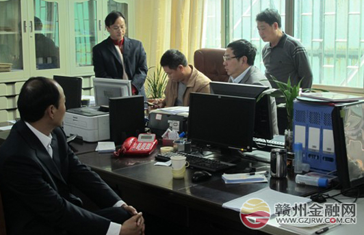 省邮储银行总审计师刘国华莅临于都支行检查指导