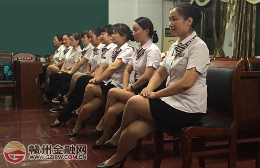  邮政储蓄银行大余县支行举办网点服务礼仪培训班