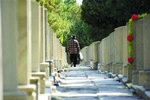多地墓地使用20年被要求续费 专家建议统一标准