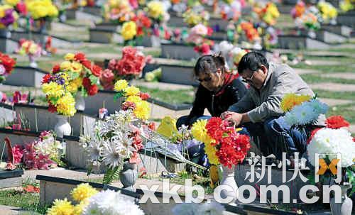 扫墓催生“代烧族” 在公墓外5元代烧一次冥币纸钱