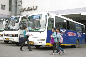 女白领蹭超市免费班车上班 每月节省600元(图)