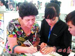 7000人蜂拥三亚免税店 个别商品10分钟断货(图)