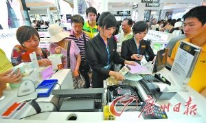7000人蜂拥三亚免税店 个别商品10分钟断货(图)