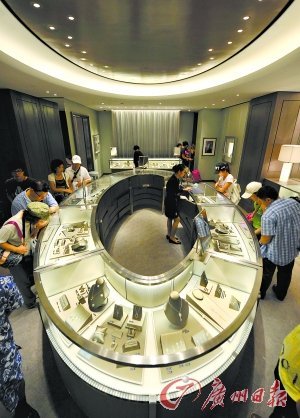 7000人蜂拥三亚免税店 个别商品10分钟断货(图)