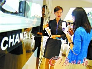 7000人蜂拥三亚免税店 个别商品10分钟断货(图)