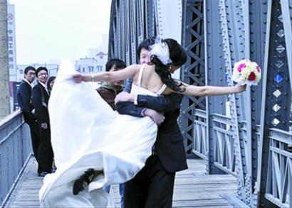 婚宴涨司仪缺蜜月贵 新人追捧实惠“瘦婚”