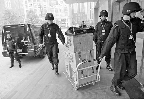 揭秘运钞车押运员工作：拎钞票拎出腰肌劳损