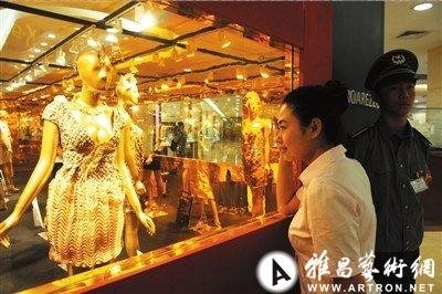 16套黄金衣首次亮相京城 预估造价超过千万元