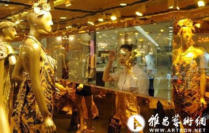 16套黄金衣首次亮相京城 预估造价超过千万元