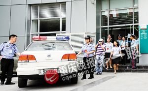男子戴面具领1.7亿巨奖 银行暂停营业为其服务