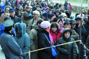新版龙年邮票首发遭抢购 发行当天价翻9倍(图)