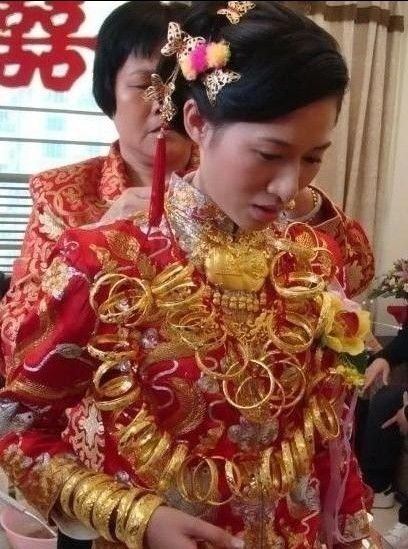 组图:泉州再现黄金新娘 出嫁佩戴10斤金饰不新鲜
