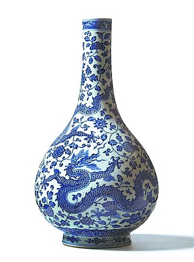 雍正青花瓷瓶拍出300万英镑 民宅摆放45年无人识