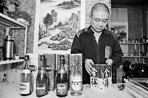 每每拿出珍藏的老酒，卜英书都爱不释手 本报记者 刘阳 摄