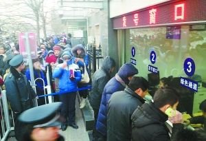 朝阳石佛营房地产过户大厅近日门庭若市，常有人为了一个当天过户号起五更爬半夜，或是付给“号贩子”不菲的排号费。记者 刘航