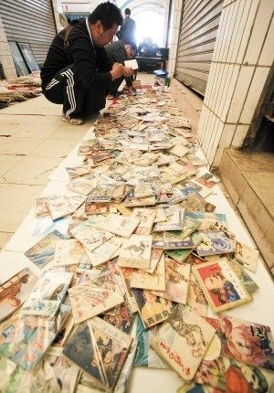 市民在潘家湾收藏品市场内选购连环画都市时报首席记者龙宇丹摄