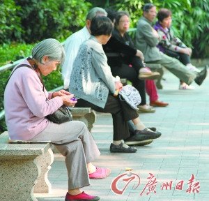 图为老人们在公园休憩，随着老龄化时代的到来，公园会变得越来越热闹。