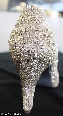 “钻石鞋”上镶嵌了21.18克拉的优质钻石