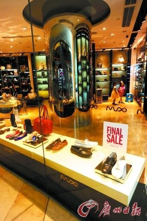 某品牌的鞋子促销销售。记者王燕摄