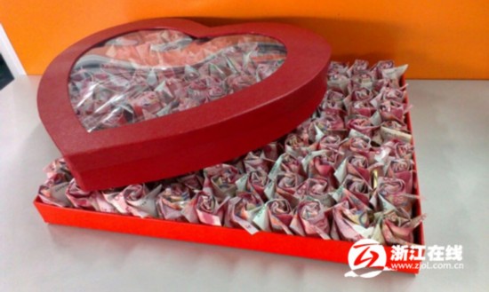 小伙受准丈母娘刺激 用20万现金折成999朵纸玫瑰求婚(图)