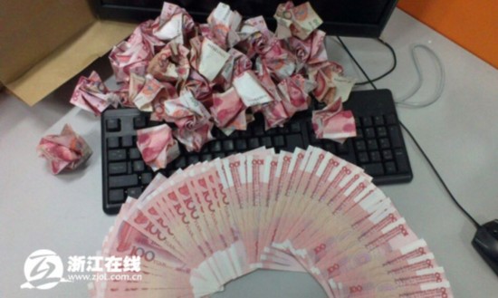 小伙受准丈母娘刺激 用20万现金折成999朵纸玫瑰求婚(图)