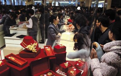 今年元旦，北京菜百开门一小时，销售额创纪录突破一千万元人民币。新京报记者 浦峰 摄