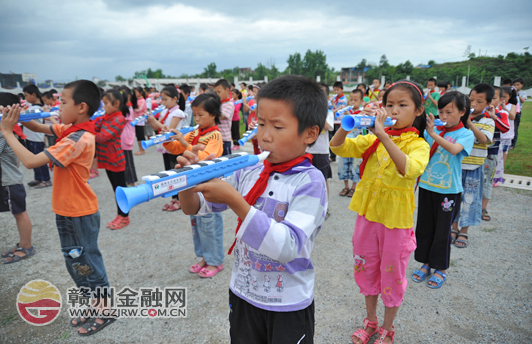 赣州农商行与水西孩子一起“吹”出快乐“六一”
