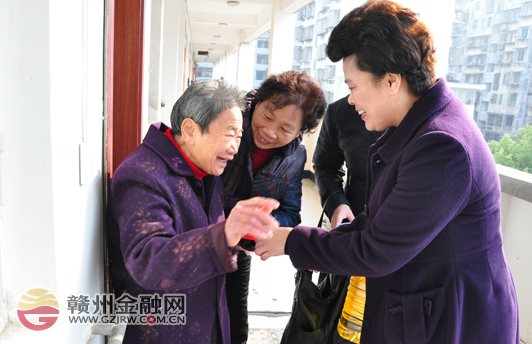 赣州银行一行走访慰问章贡区五龙岗社区困难群众