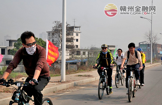 市邮储银行“骑行送温暖”践行雷锋精神