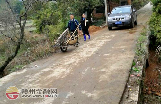 赣州银行为“三送”挂点村“危桥”建护栏