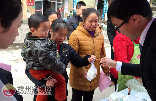 赣州银座信丰支行“免费送豆腐”公益活动
