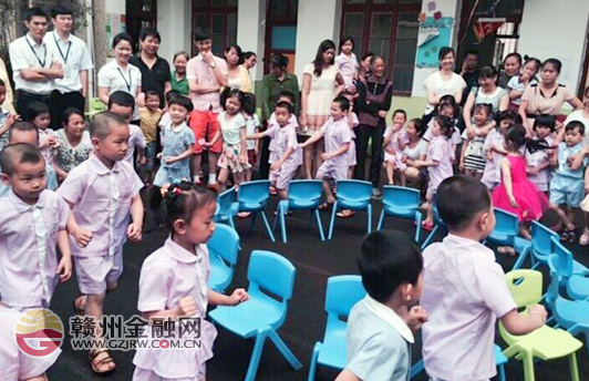 赣州银座南康支行举行六•一快乐游园会