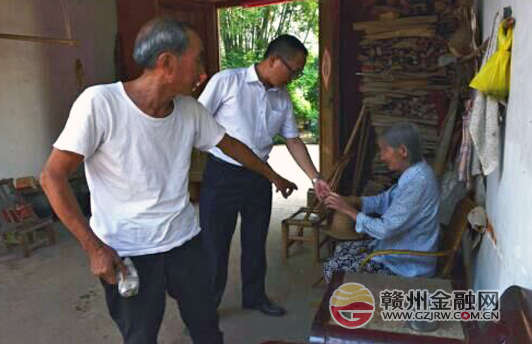 赣商村镇银行深入精准扶贫点走访贫困户